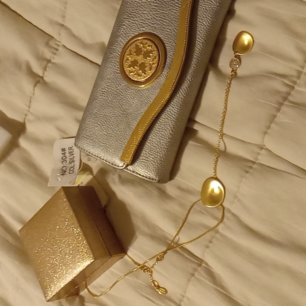 Woman's wallet & free necklace